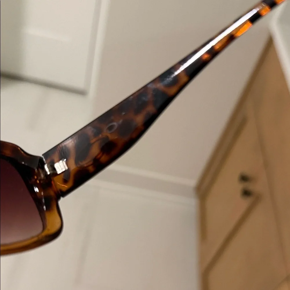 Oscar De La Renta Tortoiseshell Brown Women's Sunglasses - Designer Style
